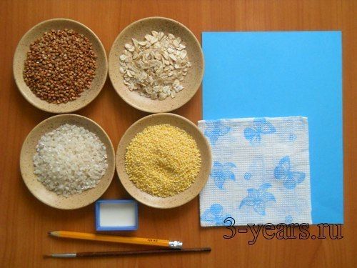 АППЛИКАЦИЯ ИЗ КРУПЫ РЫБКА Понадобятся:1. лист плотной бумаги или картона; 2. клей ПВА или мучной клейстер; 3. крупа (гречка, пшено, овсяные хлопья, рис) ; 4. карандаш; 5. кисточка; 6.