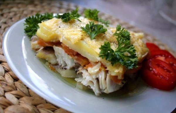 РЫБКА В ДУХОВКЕ: ЛУЧШИЕ РЕЦЕПТЫ Что может быть вкуснее 1) ЛОСОСЬ В ДУХОВКЕ ИНГРЕДИЕНТЫ:Филе лосося 600 гЛимон 1 шт Лавровый лист 4 штЛук репчатый 1 шт по желанию Соль по вкусу Перец горошком по