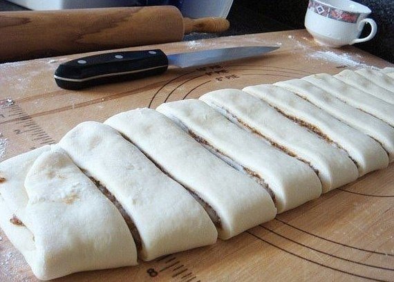 Изумительно нежные ореховые булочки НУЖНО: Для теста: Мука 1 кг Сахар 130 г Соль 2 ч. л. Свежие дрожжи 42 г или Сухие дрожжи 20 г Теплое молоко 500 мл. Сливочное масло мягкое 150 г Подсолнечное