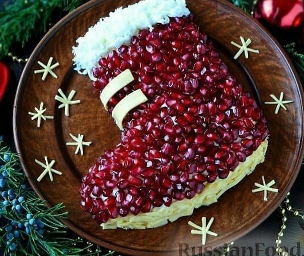Удивите гостей ярким и нарядным блюдом! Очень нежный и вкусный салат НОВОГОДНИЙ САПОЖОК Не оставит равнодушным никого! Ингредиенты: Филе куриное 200 г Сыр твердый 100 г Яйца 2 шт. Лук репчатый