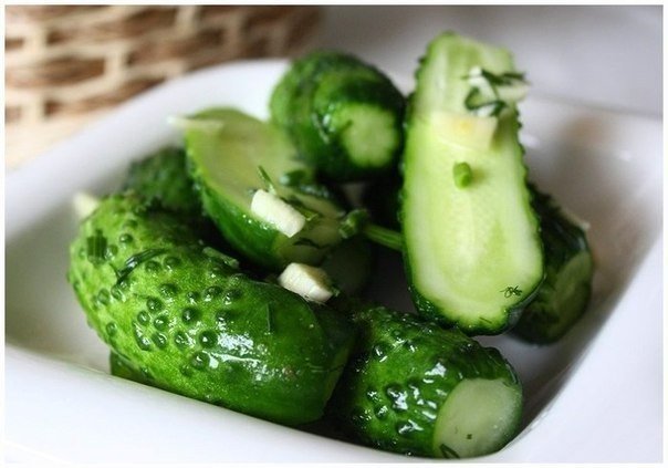Огурчики сухого посола Быстро, не хлопотно и очень вкусно!Что нужно: На 1 кг огурцов (желательно маленьких) добавляется1 столовая ложка соли,небольшой пучок укропа,3-4 зубчика чеснока.Что