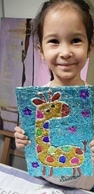 КАРТИНЫ С ФОЛЬГОЙ, ПРЯЖЕЙ И МАРКЕРАМИ Делать такие необычные объемные картины детям очень нравится. На картоне, который будет основой, или готовом холсте нарисуйте шаблон рисунка. Это могут быть