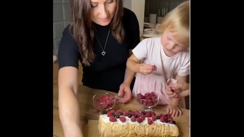 МЕРЕНГОВЫЙ РУЛЕТ С МАЛИНОЙ