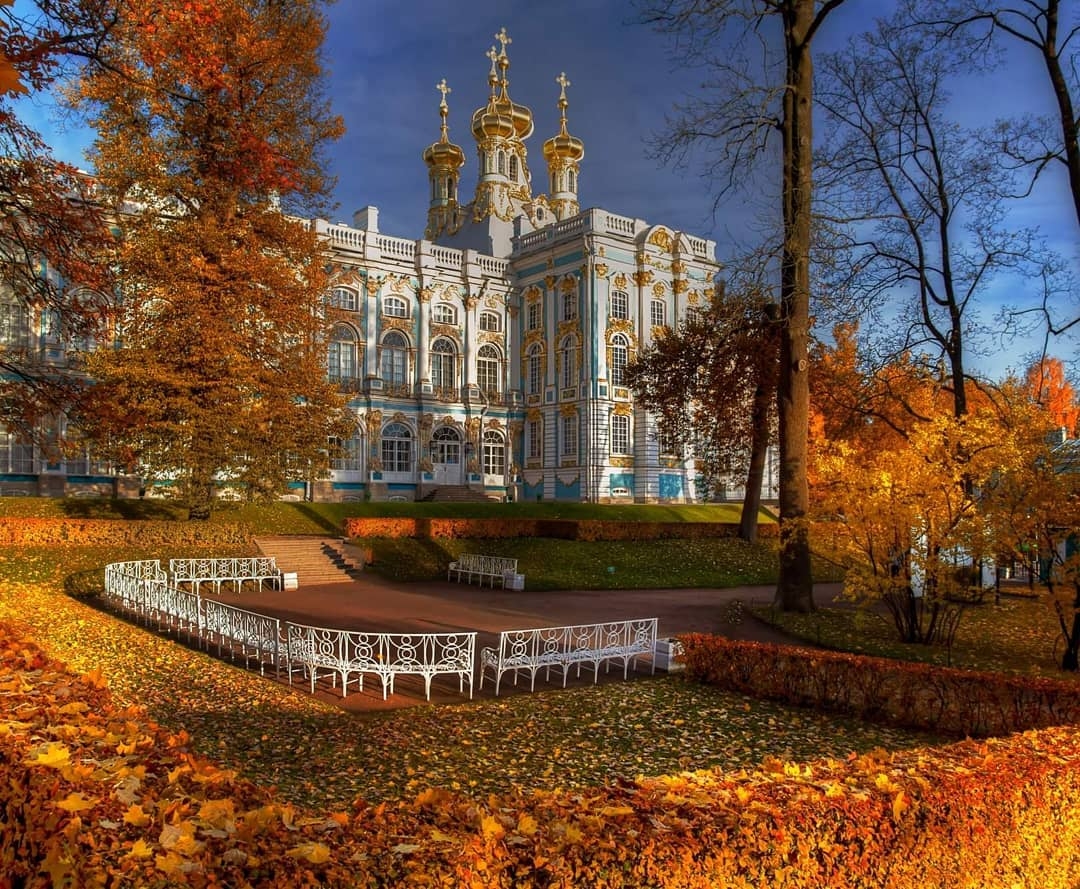 дворец осенью
